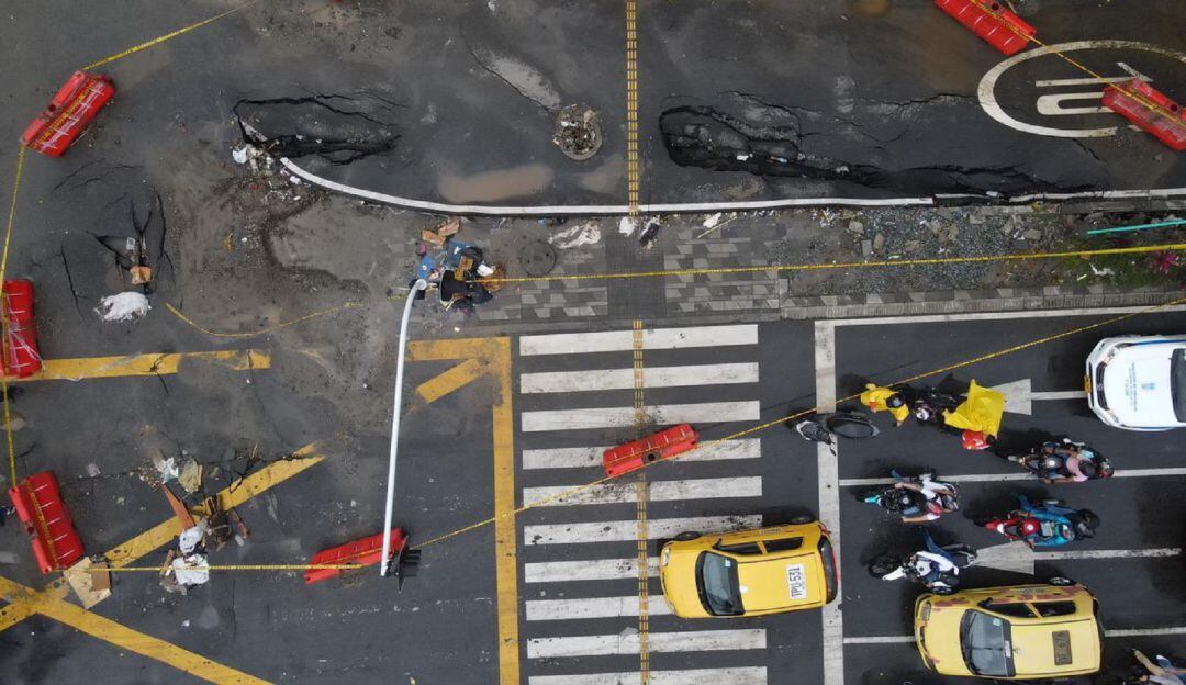 Hundimiento en la avenida de Greiff a causa de las fuertes lluvias en Medellín