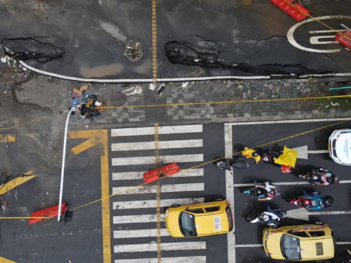 Lluvias en Medellín provocan hundimiento en avenida de Greiff
