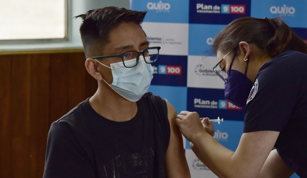 Vacunación de menores en Ecuador