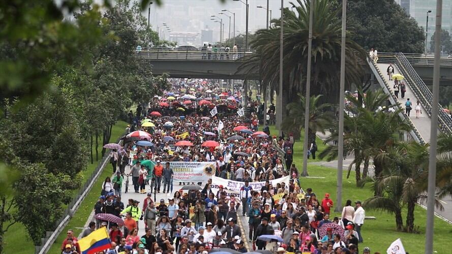 Los docentes han realizado varias marchas ante la falta de acuerdo entre el Gobierno y Fecode. Foto: Colprensa.