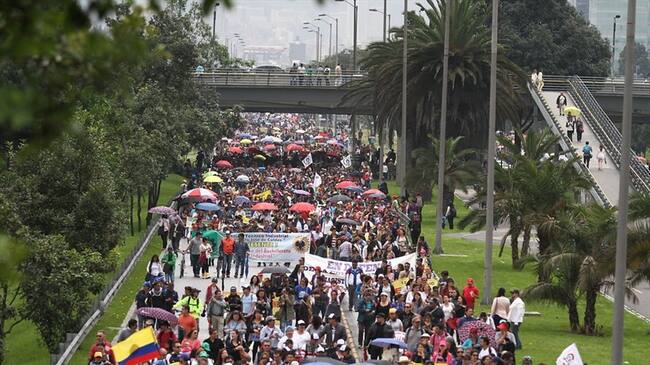 Los docentes han realizado varias marchas ante la falta de acuerdo entre el Gobierno y Fecode. Foto: Colprensa.