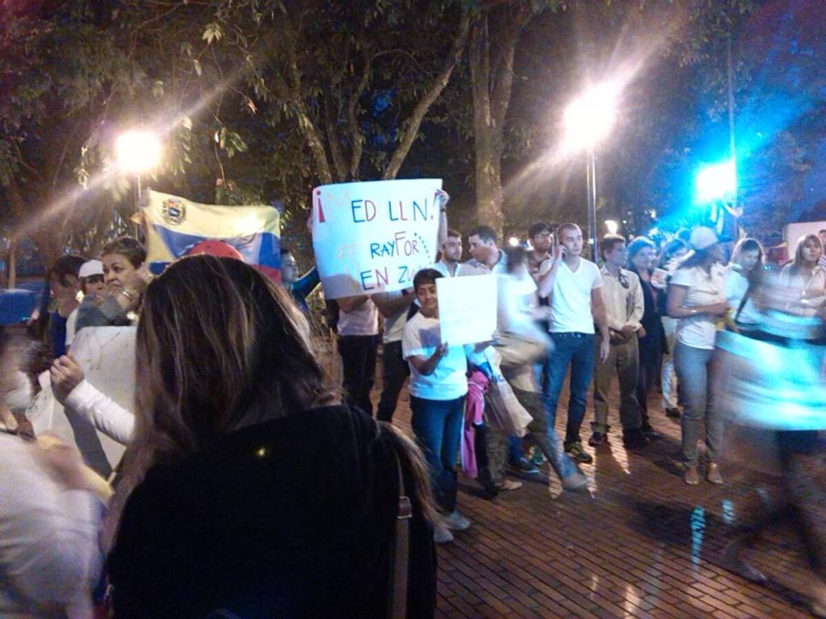 Decenas de venezolanos y colombianos que los apoyaban se manifestaron con pancartas en contra del Gobierno de Nicolás Maduro.
