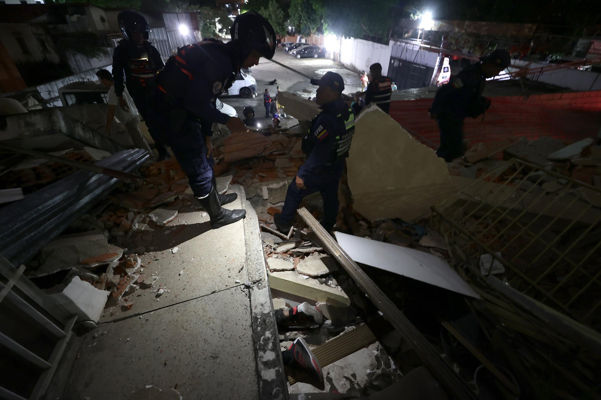 Unidades de rescate buscan personas atrapadas. Foto: EFE.