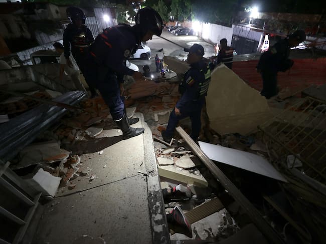 Unidades de rescate buscan personas atrapadas. Foto: EFE.