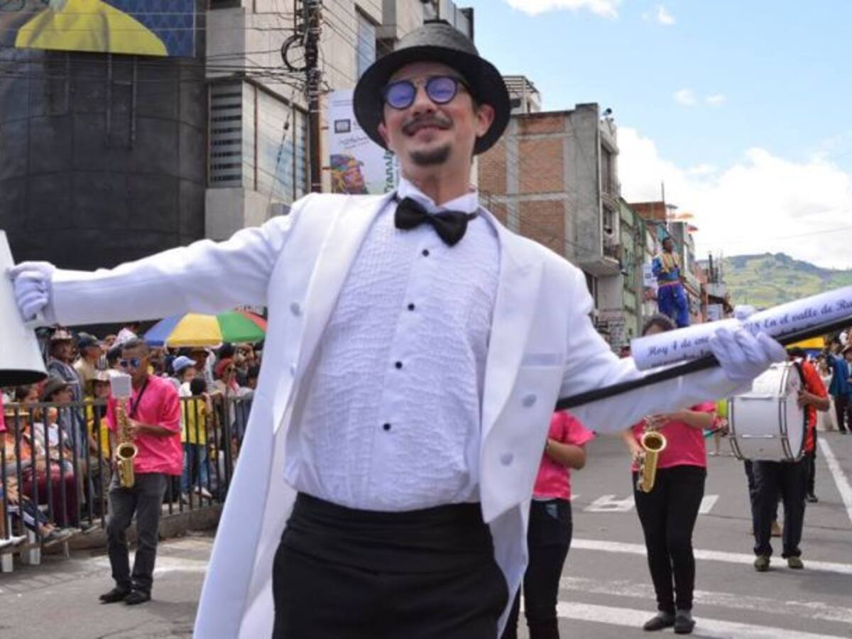 Desfile de la ‘Familia Castañeda’ prende el Carnaval de Negros y Blancos
