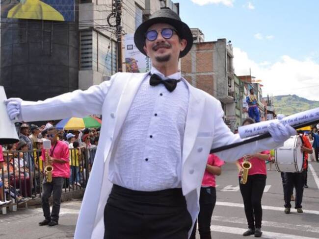 Desfile de la ‘Familia Castañeda’ prende el Carnaval de Negros y Blancos