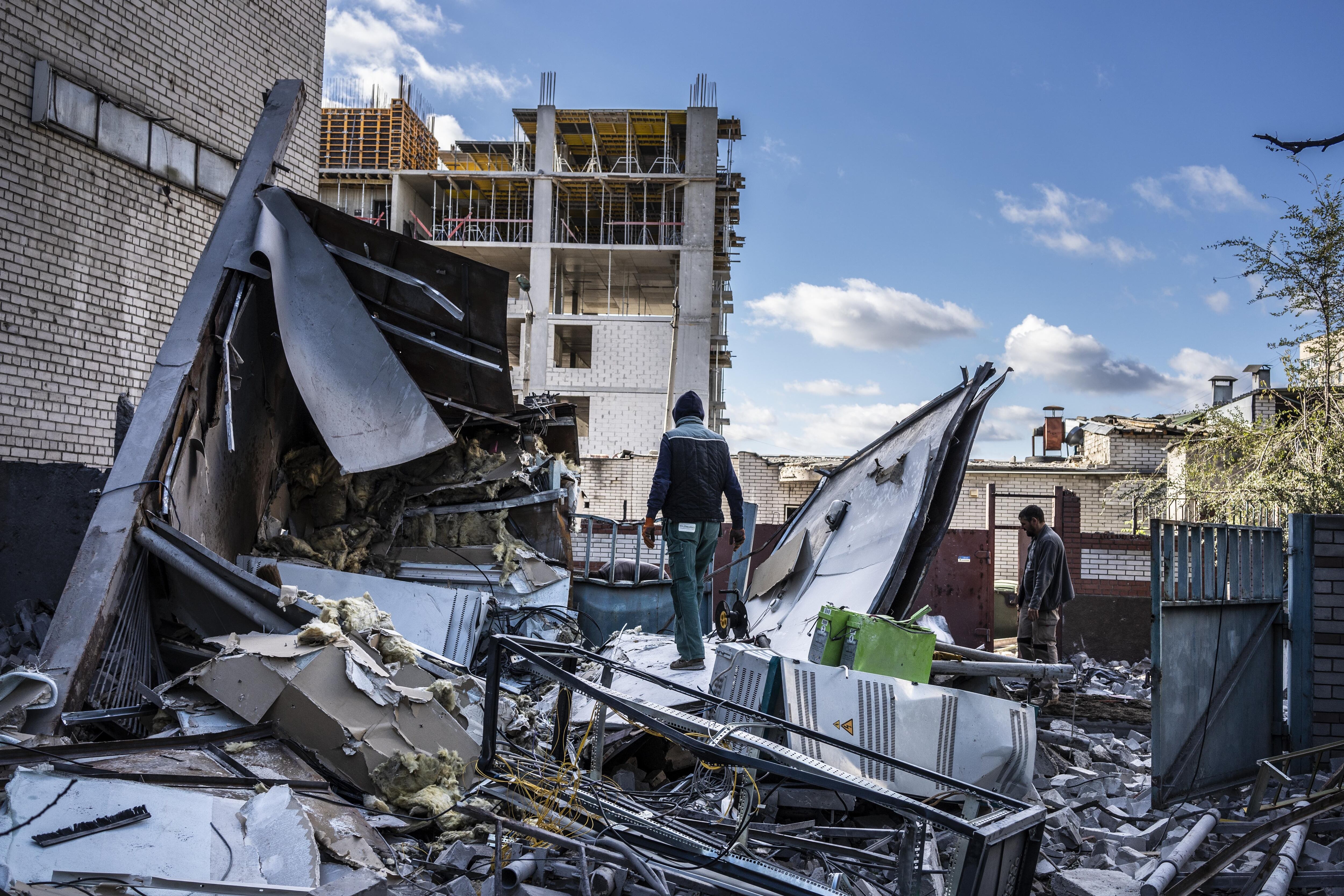 Bombardeos rusos en edificios residenciales en Dnipro (Ucrania).