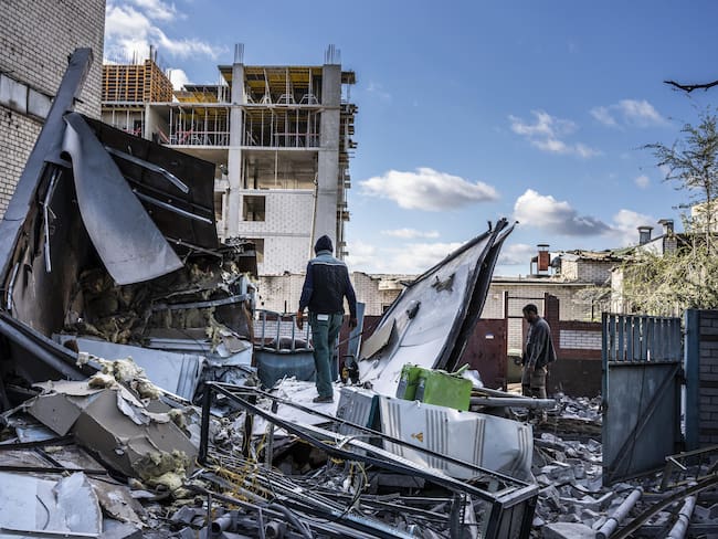 Bombardeos rusos en edificios residenciales en Dnipro (Ucrania).
