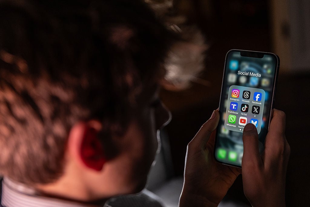 Imagen de referencia de un niño menor de 15 años con un celular y redes sociales. (Matt Cardy / Getty Images)
