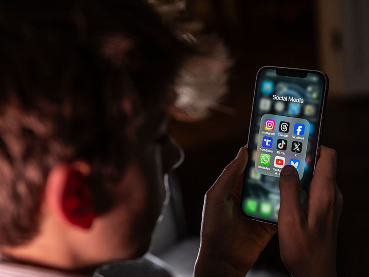 Bogotá prepara resolución para controlar el uso de celulares en colegios públicos