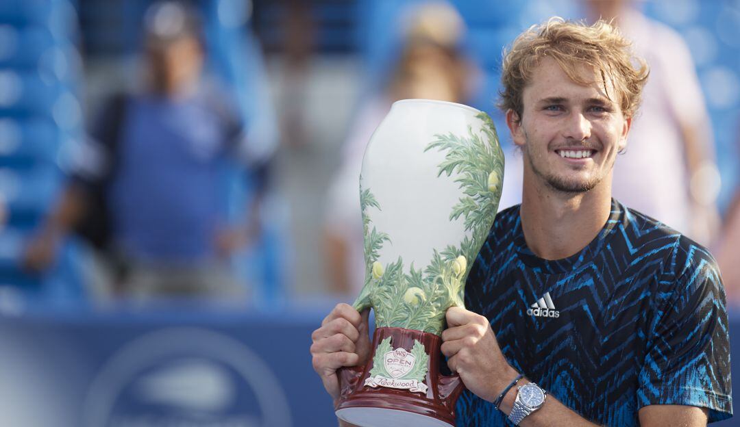 Alexander Zverev festeja con su cuarto trofeo de la temporada.