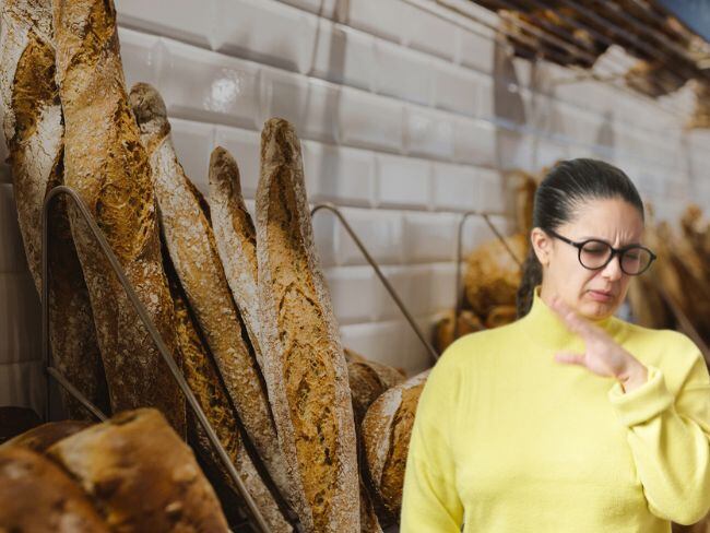 Imagen de referencia sobre persona dejando de comer gluten. / Getty Images