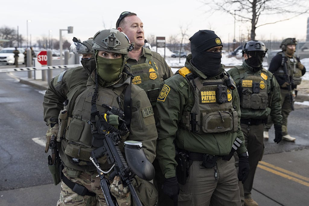 Agentes federales en Minneapolis durante protestas contra el ICE el 9 de enero de 2026. FOTO: by Mostafa Bassim/Anadolu vía Getty Images