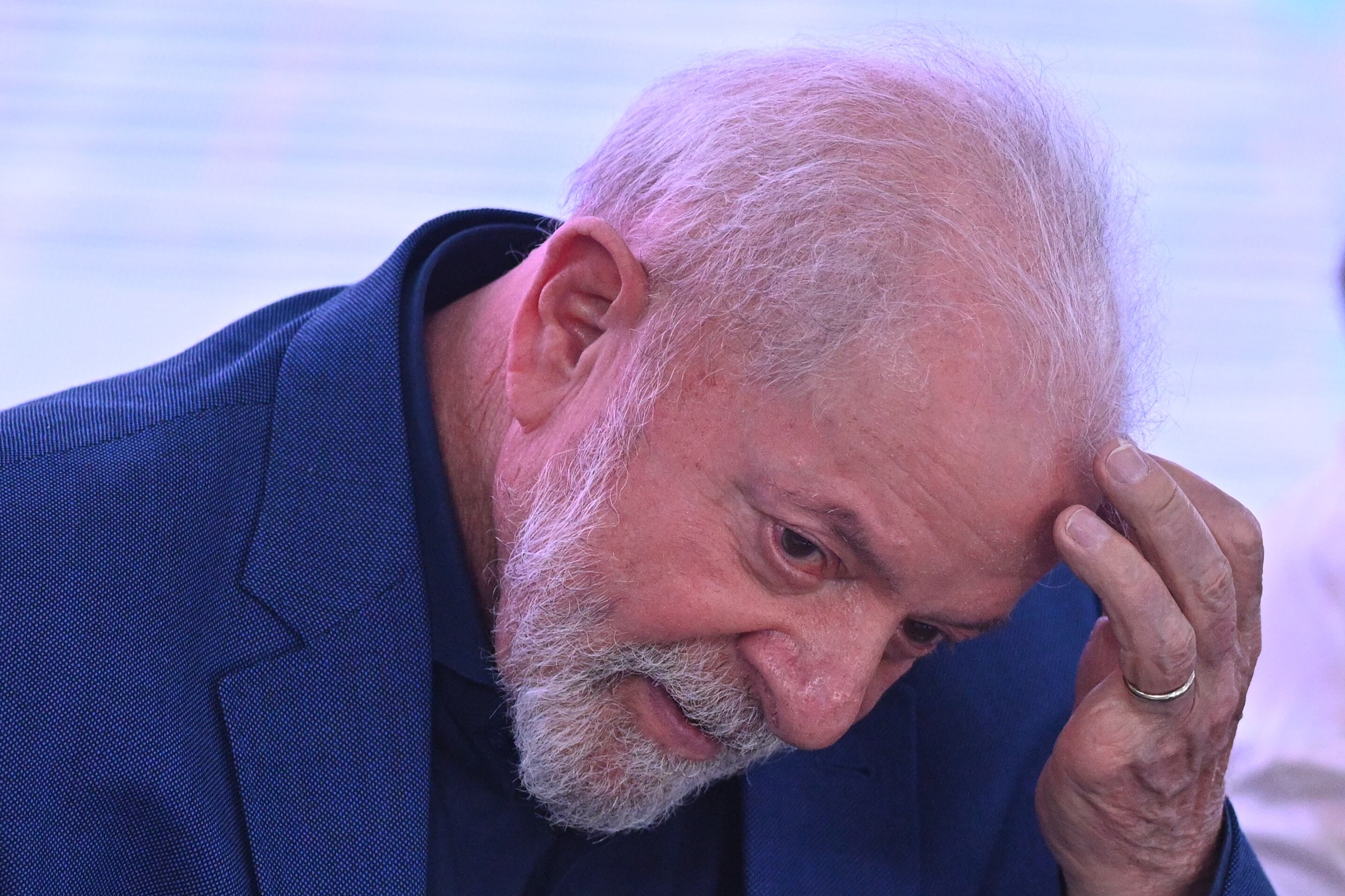 AME9631. BRASILIA (BRASIL), 24/11/2023.- El presidente de Brasil, Luiz Inácio Lula da Silva, participa en la ceremonia de sanción del proyecto de ley que otorga una pensión vitalicia para los hijos de enfermos de lepra, hoy, en el Palácio del Planalto en Brasilia (Brasil). El Gobierno brasileño pidió disculpas este viernes a los hijos de enfermos de lepra que fueron separados forzosamente de sus padres entre la década de 1920 y 1986, y sancionó una ley que otorga una pensión vitalicia para los afectados por este drama. Además de prever una pensión para los hijos separados de sus padres, la ley también eleva la indemnización para los enfermos de lepra que fueron internados contra su voluntad en colonias especiales. EFE/ Andre Borges