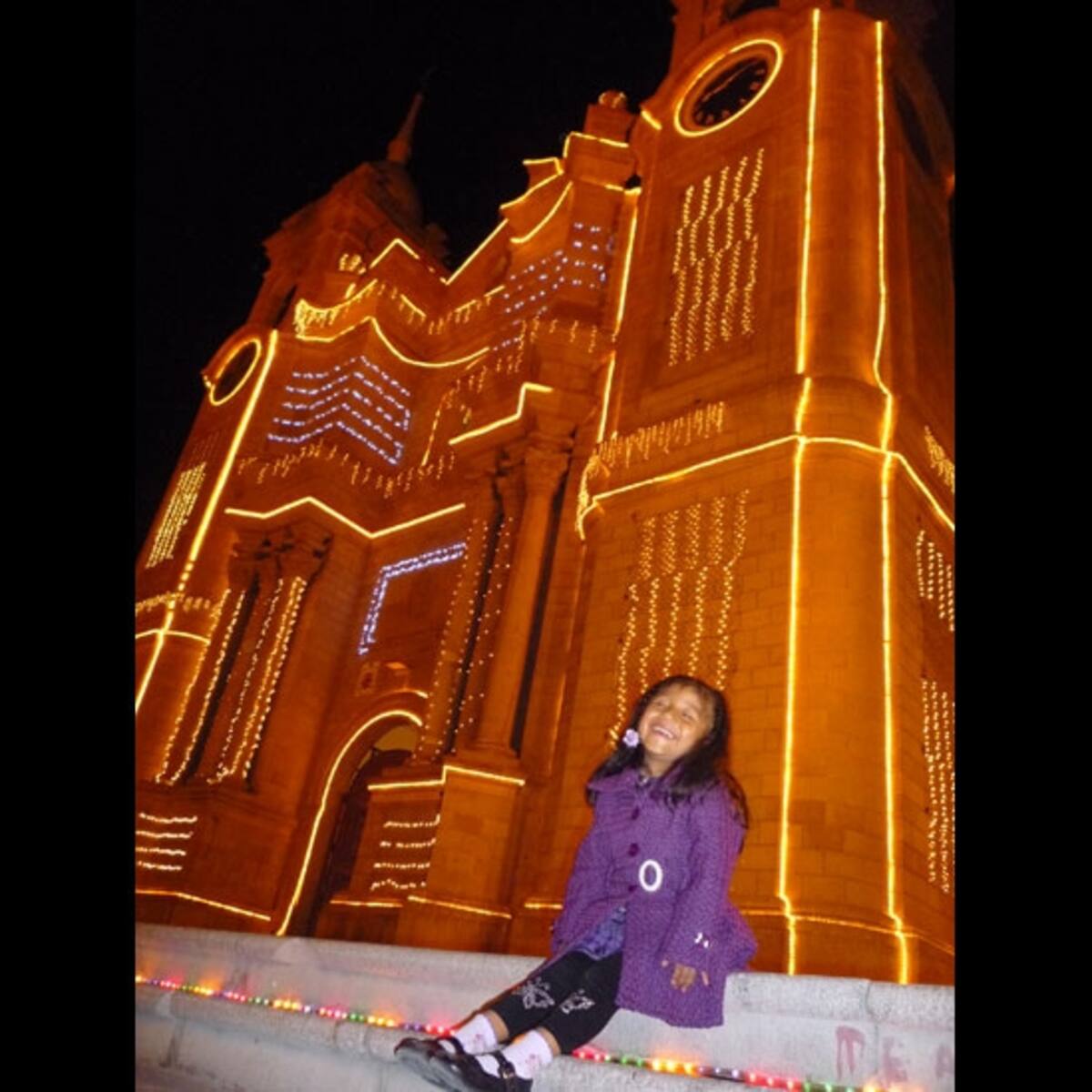 Desde Medellín, Colombia, Viviana Rúa nos envió esta imagen de su hija María durmiendo en vísperas de Navidad, esperando sus regalos.