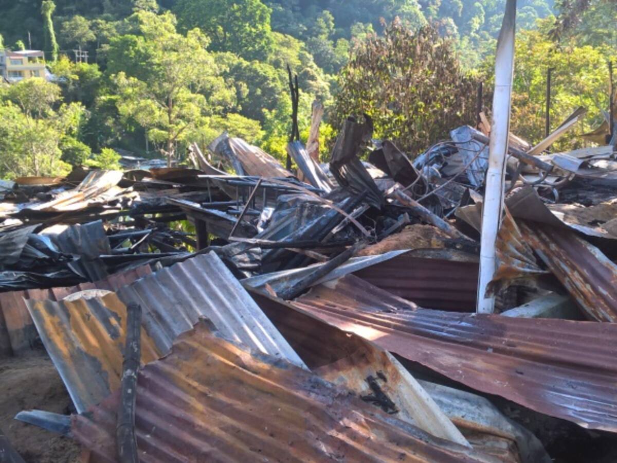 Incendio arrasó con tres viviendas en Ibagué