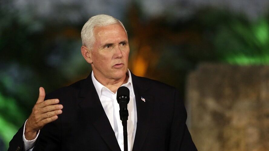 Mike Pence llegó a la reunión con ciudadanos venezolanos en Cartagena. Foto: Agencia EFE