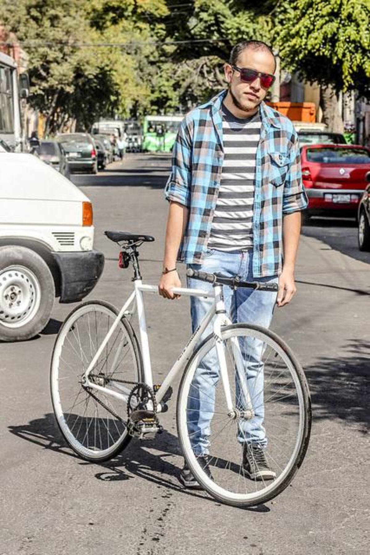 En la página cyclechicrepublic.com hay fotos de personas de diferentes ciudades del mundo que se han unido a la moda de movilizarse en bicicleta con estilo.