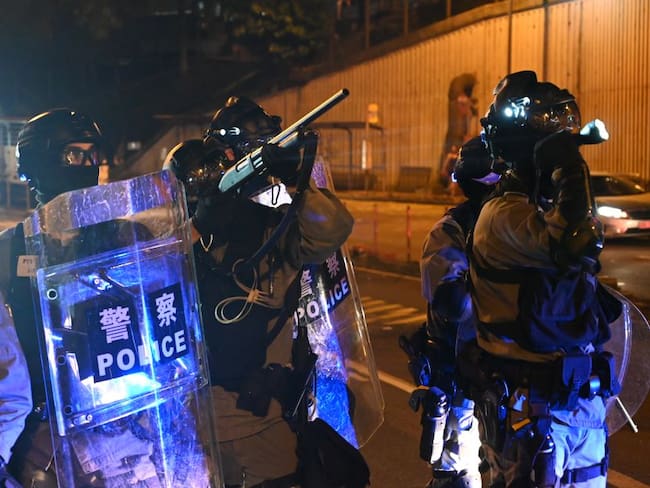 Soldados chinos salen para limpiar las calles de Hong Kong