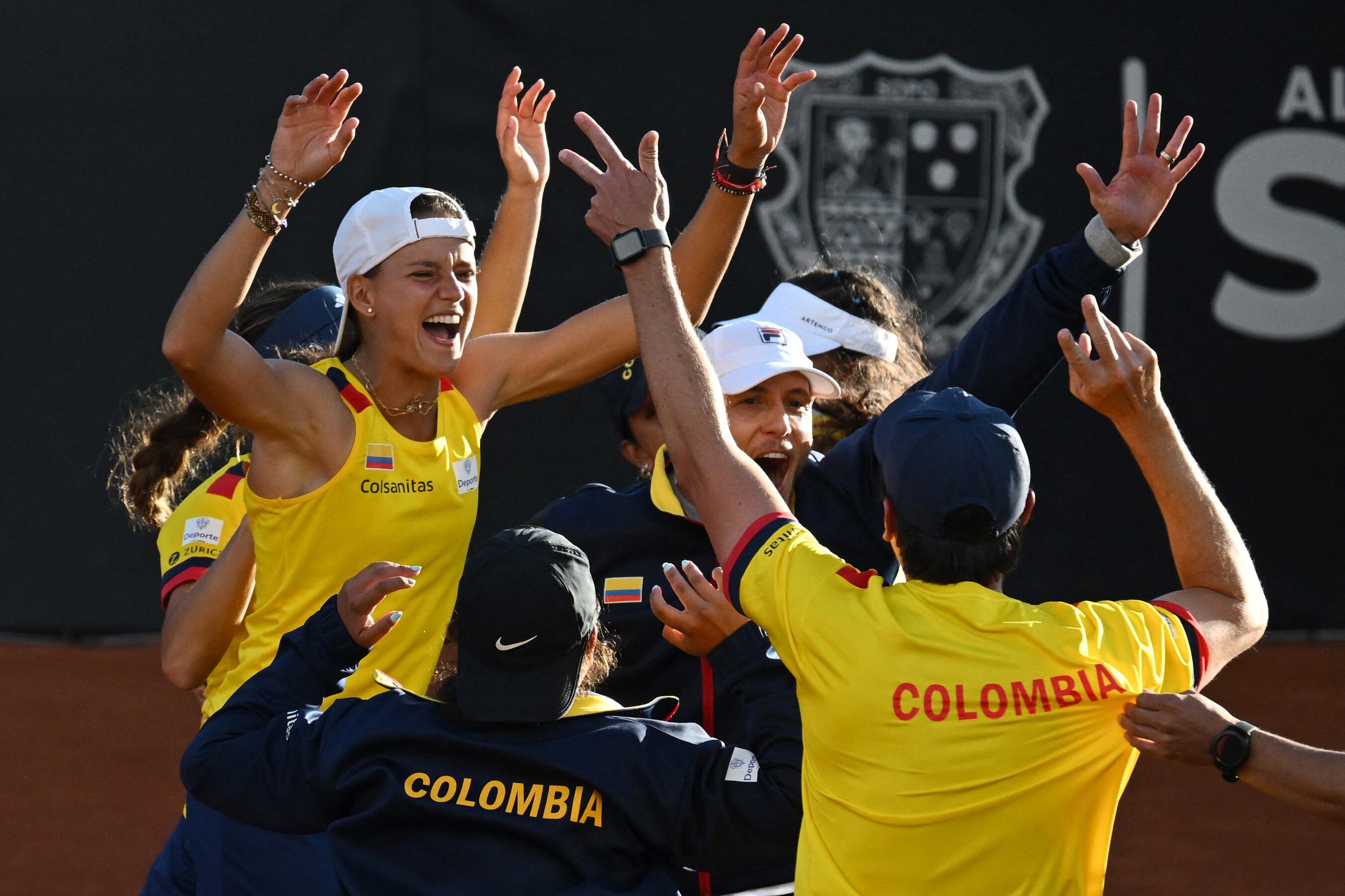 El equipo colombiano de la Billie Jean King Cup festeja su triunfo sobre Francia. (Photo by RAUL ARBOLEDA/AFP via Getty Images)