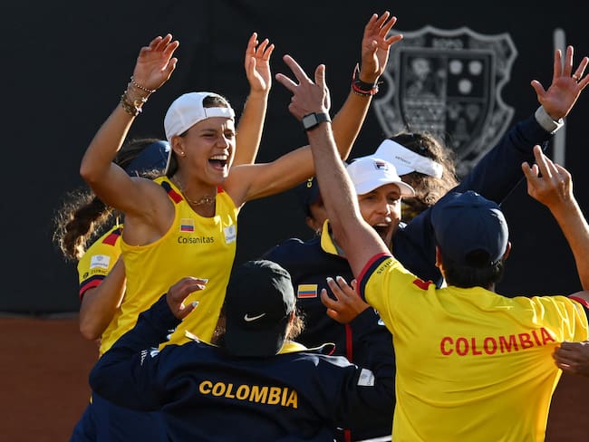 El equipo colombiano de la Billie Jean King Cup festeja su triunfo sobre Francia. (Photo by RAUL ARBOLEDA/AFP via Getty Images)