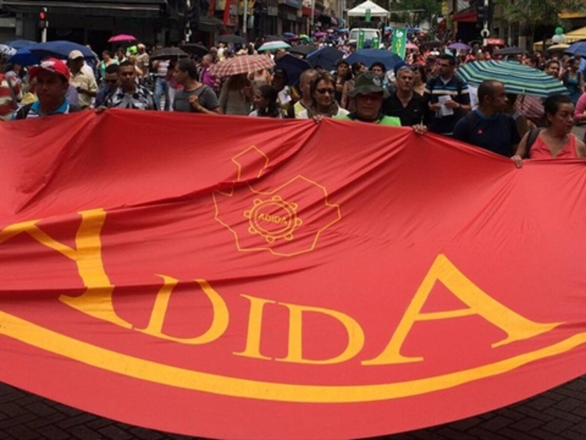 Maestros de Antioquia marcharon a favor del paro y contra Santos