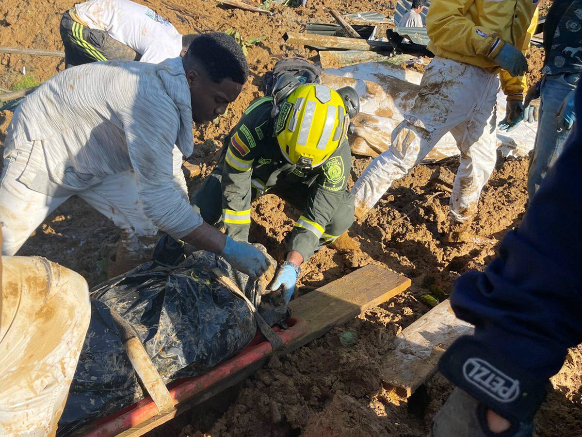 Trasladarán a Medicina Legal de Medellín 17 cuerpos más recuperados del deslizamiento