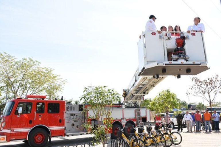 Una máquina de bomberos chocó contra cuatro vehículos cuando al parecer se quedó sin frenos en momentos que se dirigía atender una emergencia.