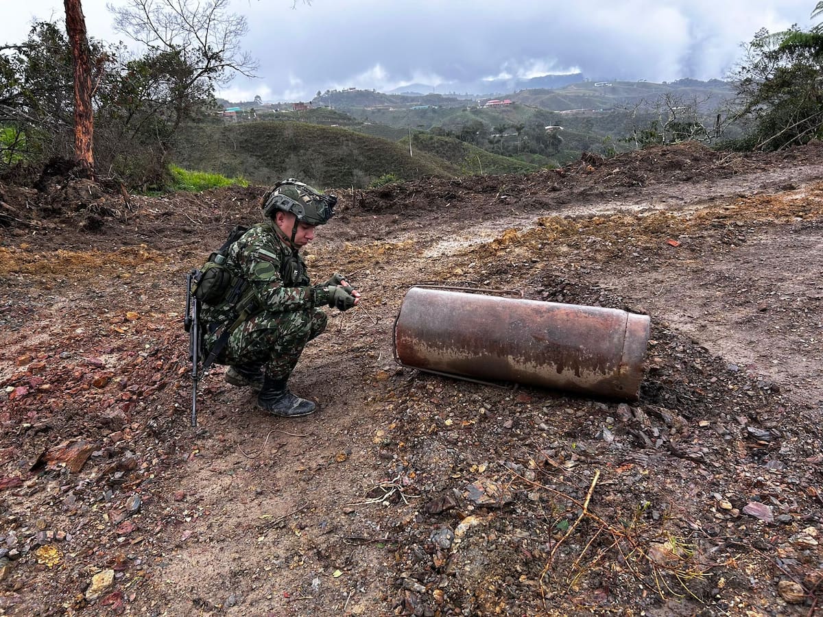 Ejército destruyó seis explosivos instalados por disidencias Farc en la vía Anorí - Medellín