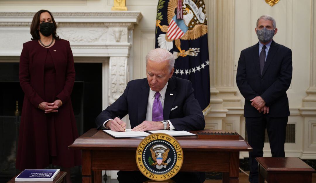 Fauci y Biden firman nuevas medidas de salud pública
