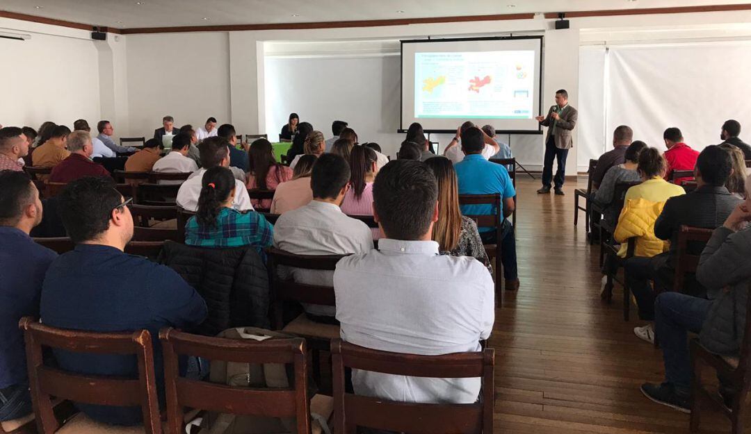 Encuentro del DNP con gobernador y alcaldes de Caldas