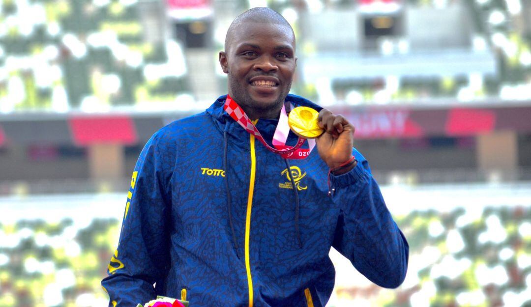 José Gregorio Lemos en el podio del lanzamiento de jabalina con la medalla de oro