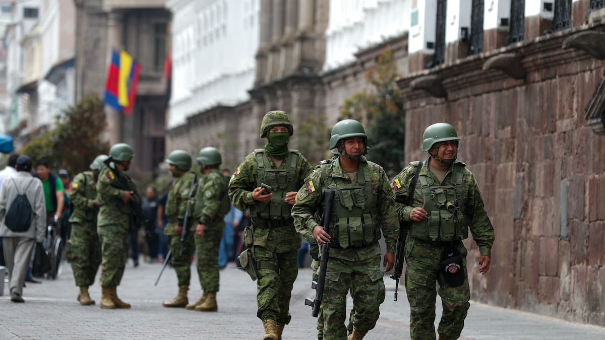 Presidente de Ecuador plantea alza del IVA para financiar guerra al terrorismo