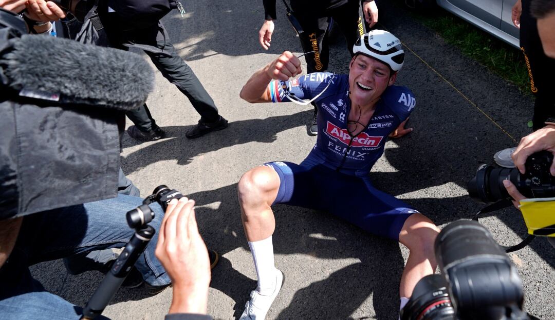 Mathieu van der Poel celebrando su victoria en la segunda etapa del Tour de Francia 2021