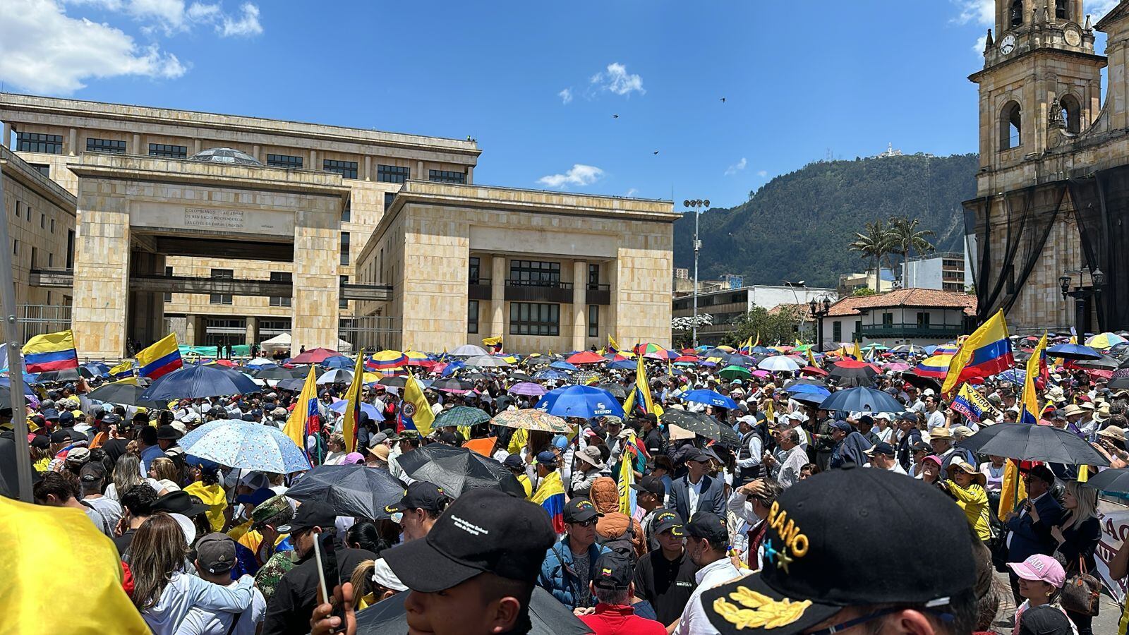 Más de 6.000 ciudadanos se concentran en la Plaza de Bolívar en manifestación contra el Gobierno de Gustavo Petro