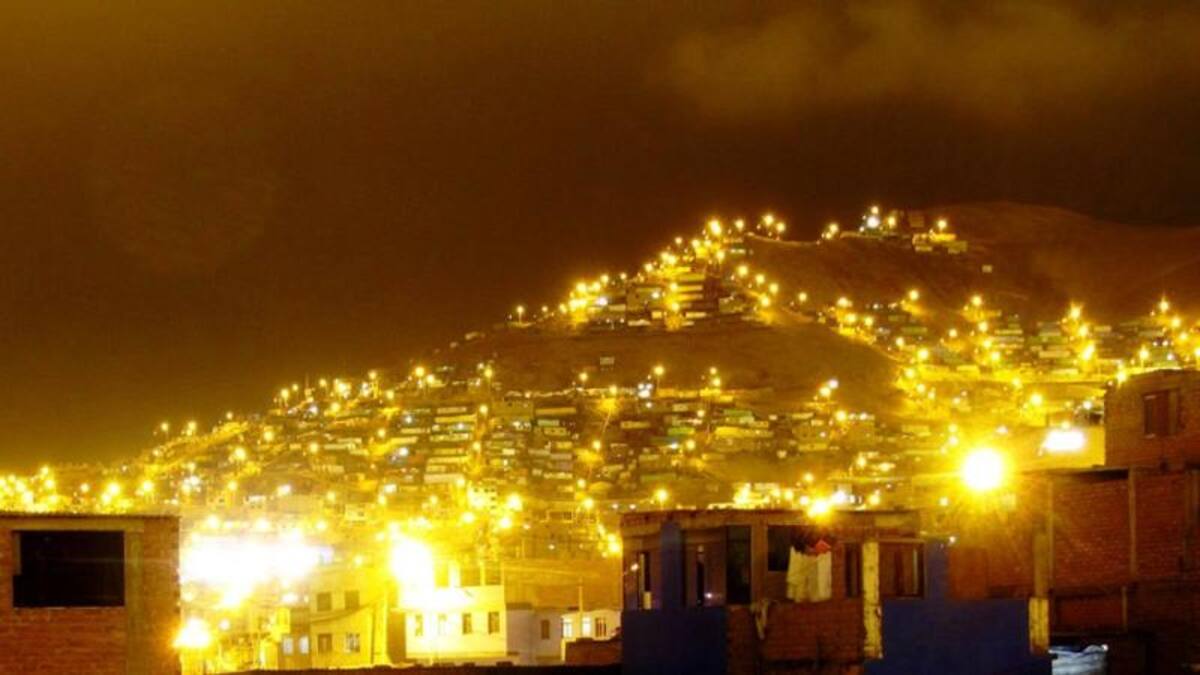 “Este es Chorrillos, ciudad al sur de Lima. Esta es la vista desde el techo de mi casa, frente a uno de los tantos cerros que abundan en Lima y que son poblados principalmente por migrantes provenientes del interior del país, quienes al no tener vivienda, habitan estos espacios a modo de ‘invasiones’”, comenta Doris León Gabriel.