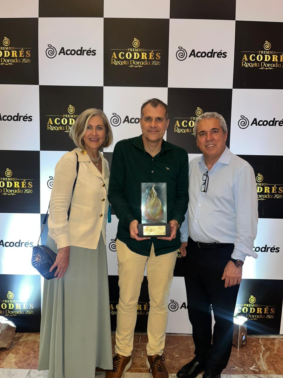 Carmen Otero, directora e mercadeo y ventas de Sofitel Legend Santa Clara, Chef Dominique Oudin y Jean-Christophe Martínez, gerente General del Hotel. // Restaurante 1621 del Santa Clara