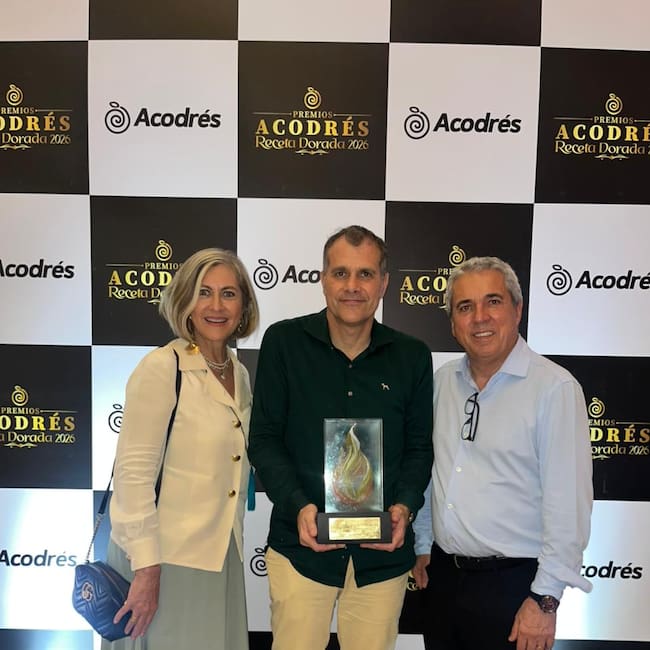 Carmen Otero, directora e mercadeo y ventas de Sofitel Legend Santa Clara, Chef Dominique Oudin y Jean-Christophe Martínez, gerente General del Hotel. // Restaurante 1621 del Santa Clara