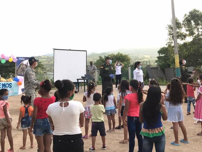 Policía siembra árboles en homenaje a víctimas del COVID-19 en Bolívar