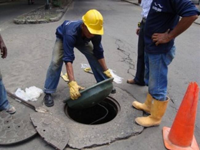 Tapas plásticas de alcantarillas previenen hurtos y accidentes en Medellín