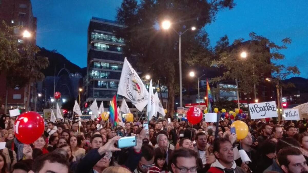 En varios puntos de la capital de COlombia se agolpan ciudadanos para celebrar el anuncio