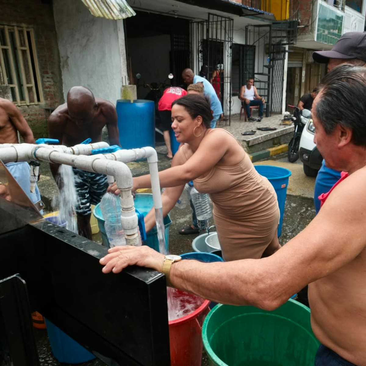 Refuerzan atención a la población sin agua en Buenaventura con carrotanques