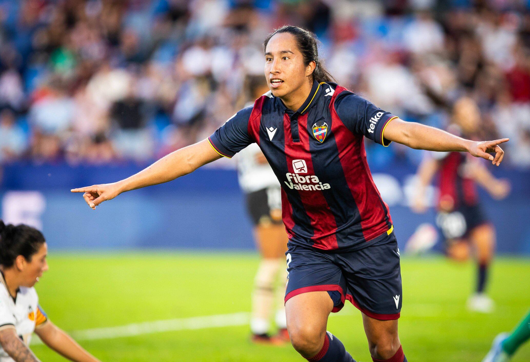 Mayra Ramírez festeja uno de sus dos goles ante el Valencia / Twitter: @LUDfemenino.