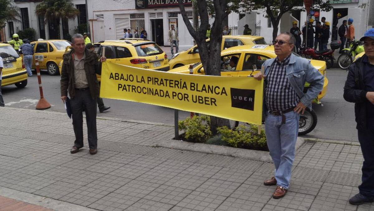 Cerca de 200 taxistas realizan esta protesta causando problemas de movilidad por la carrera séptima.