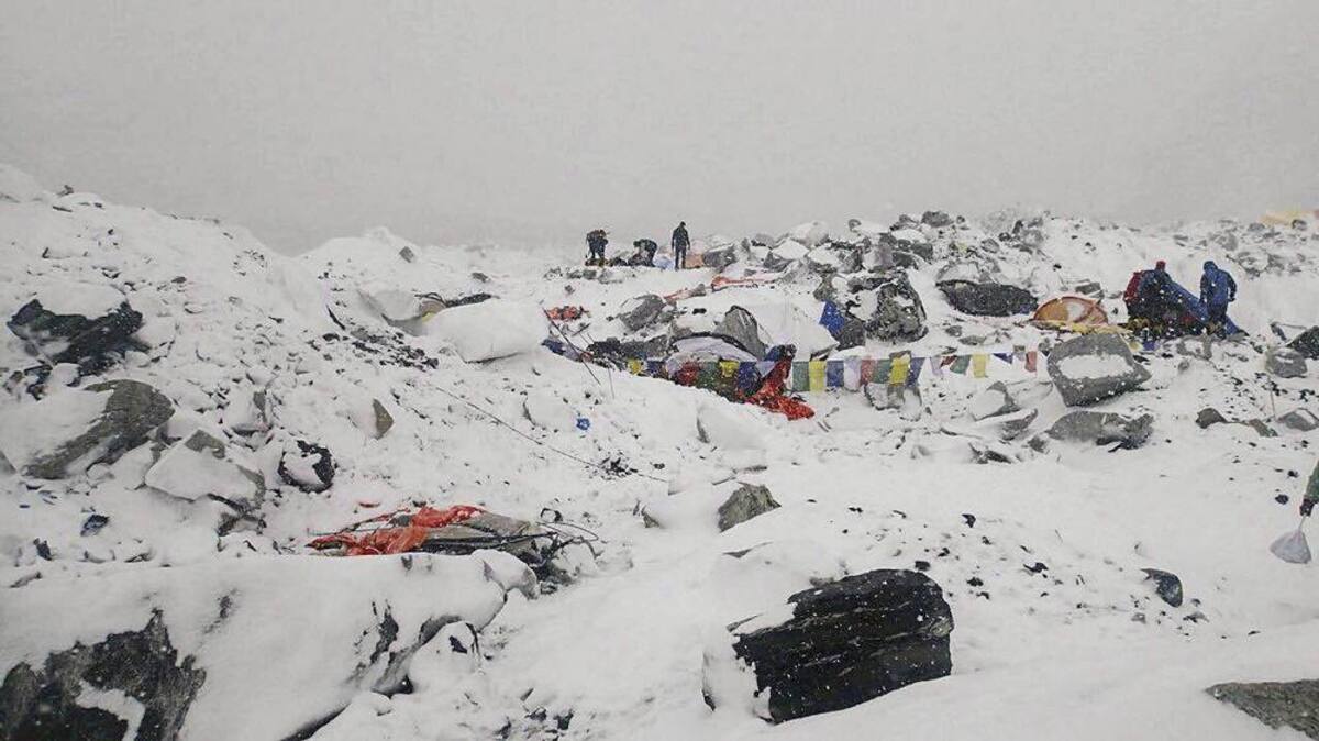 Al menos 10 alpinistas murieron por consecuencia de una avalancha tras el terremoto de 7,9 grados. Hay montañistas atrapados y campamentos sepultados. En la zona está nevando razón por la cual los helicópteros no pudieron llegar pronto para prestar labores de auxilio.