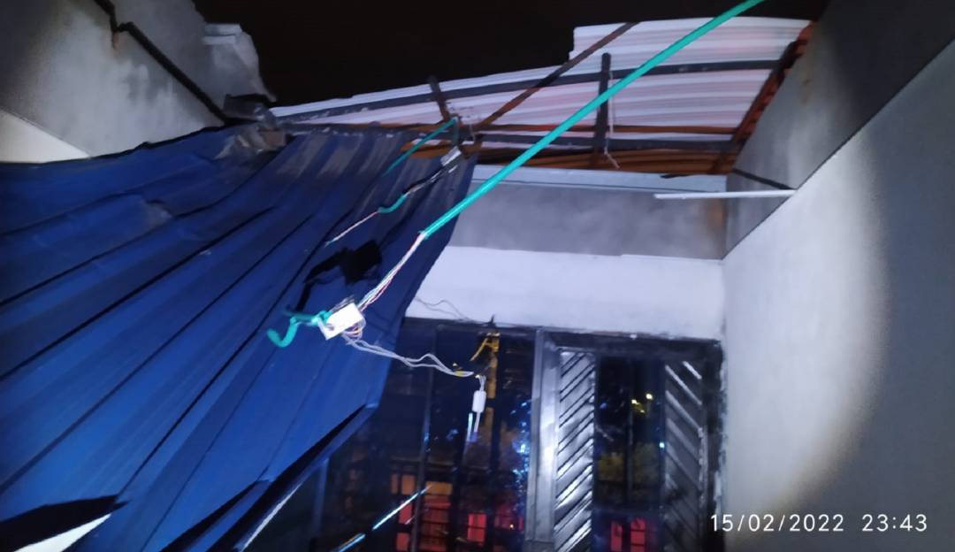 El torrencial aguacero que se registró en la ciudad aún tiene sin servicio de energía a sectores de la ciudad.