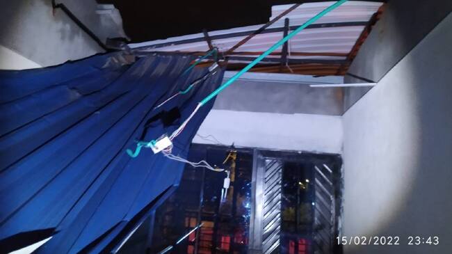 El torrencial aguacero que se registró en la ciudad aún tiene sin servicio de energía a sectores de la ciudad.