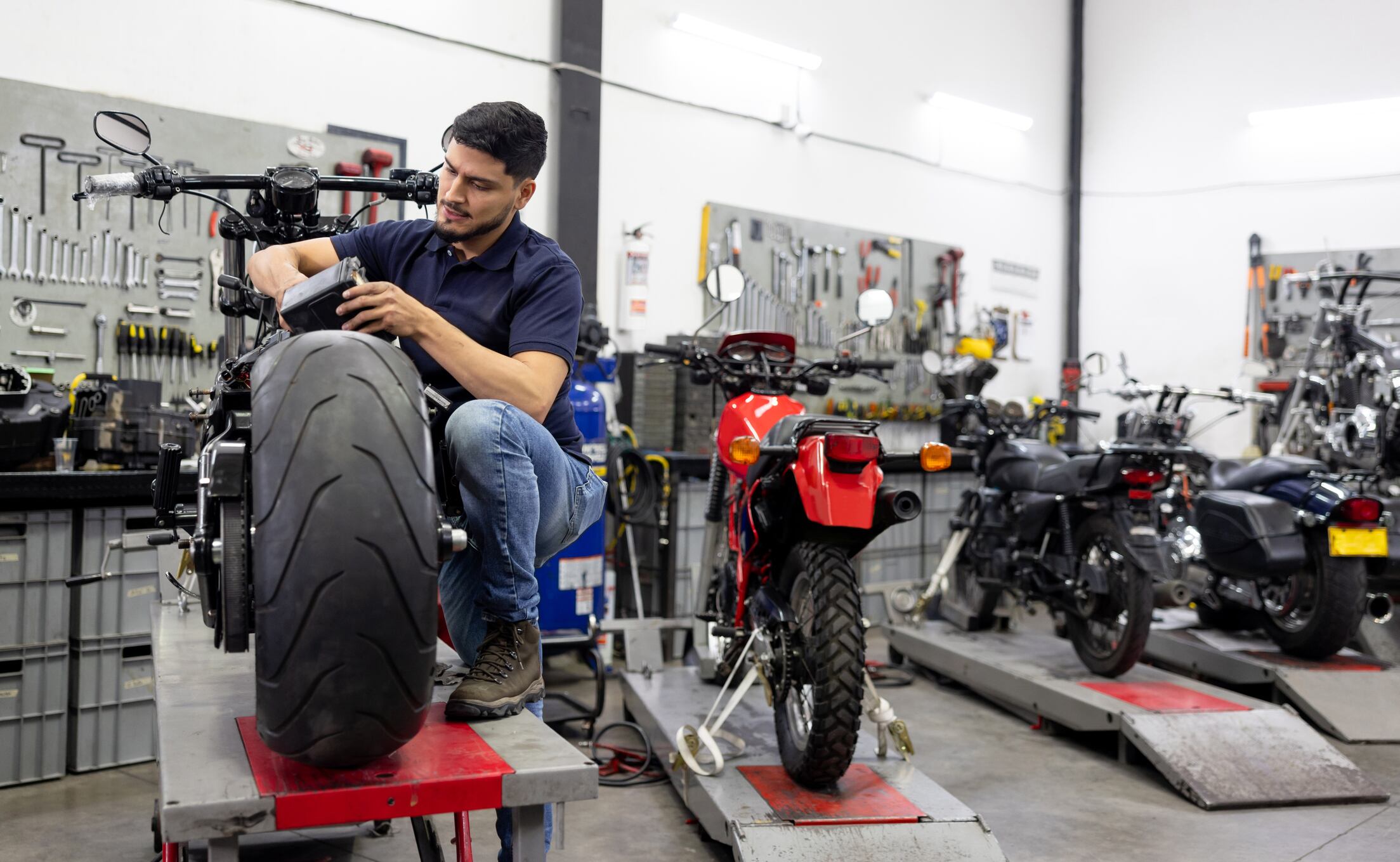 Motocicleta en taller, imagen de referencia // GettyImages