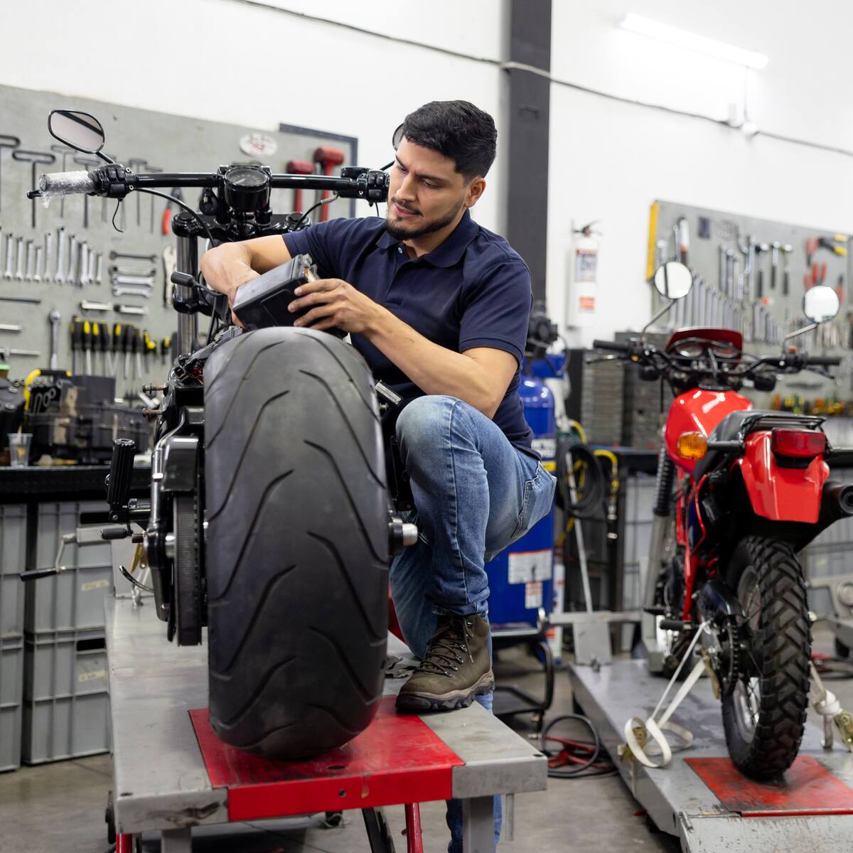 Frenos, neumáticos y lista de cambios ‘obligatorias’ que vienen para las motos en Colombia