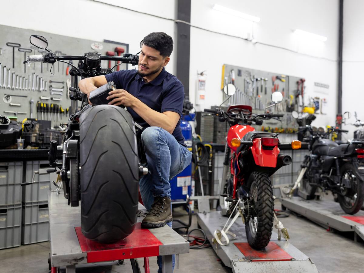 Frenos, neumáticos y lista de cambios ‘obligatorias’ que vienen para las motos en Colombia